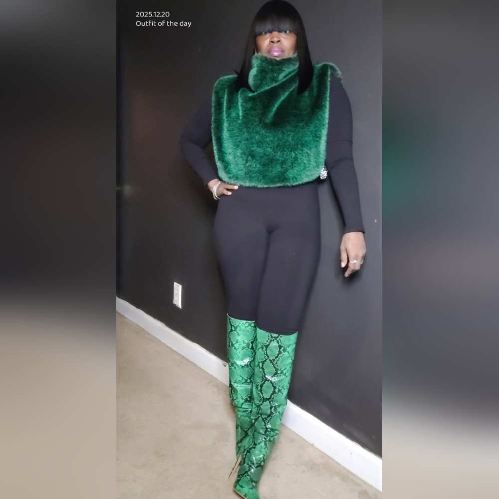 Luxurious Green Faux Fur Vest - Picture 3 of 3